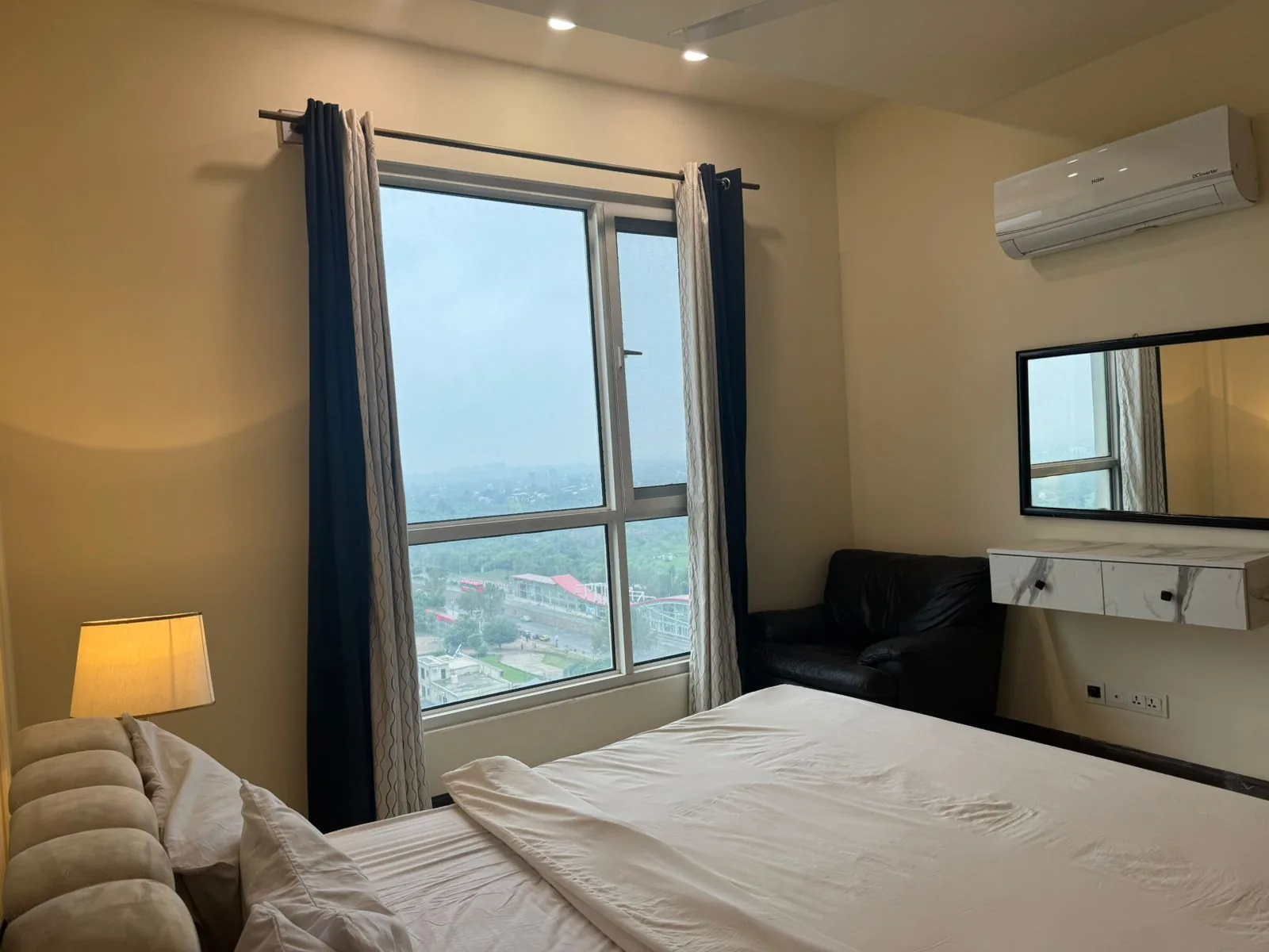 Unit 1006 photo 5